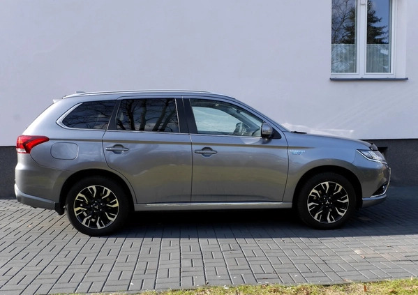 Mitsubishi Outlander cena 99500 przebieg: 114850, rok produkcji 2017 z Jordanów małe 529